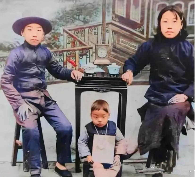 这是清末民初最奇葩的“全家福”了，爹14岁，娘17岁，娃已经2岁了。

这14岁