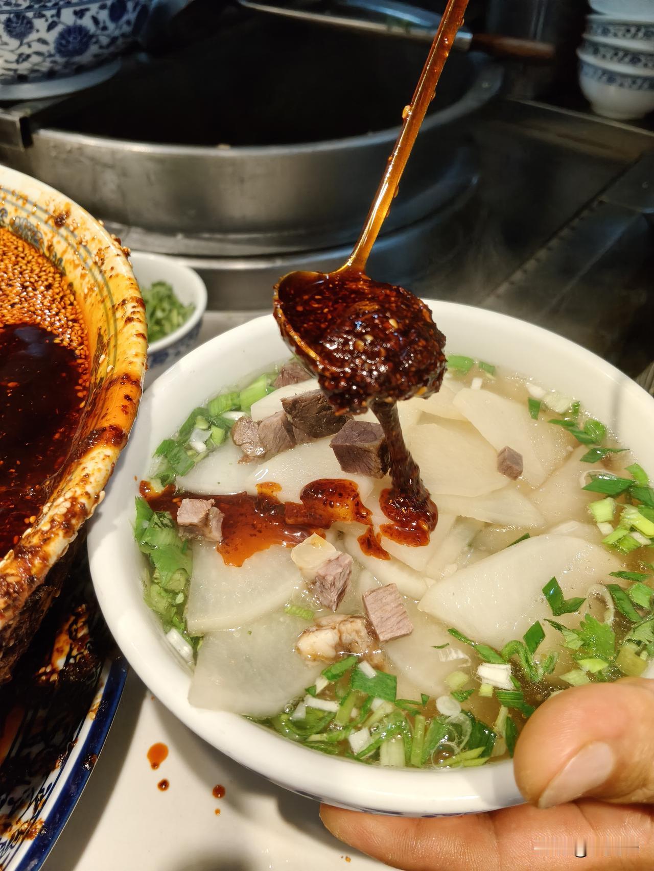 清真慕兰者牛肉面火炬大厦店，就在彭家坪都市休闲公园的东侧。
从收银台到拉面小哥的