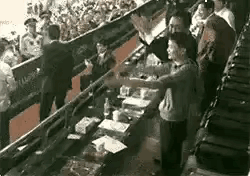 让马云主动伸手并弯腰的男人，
不是许家印，
而是先忽视了马云，再和许家印握手，比