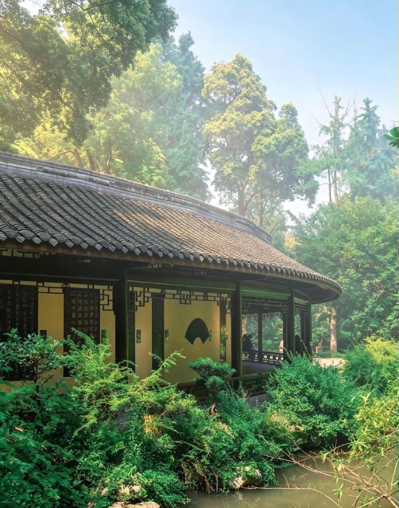 浣花溪畔，诗圣留痕——记杜甫与成都草堂 安史之乱的烽烟席卷盛唐，山河破碎，百姓流