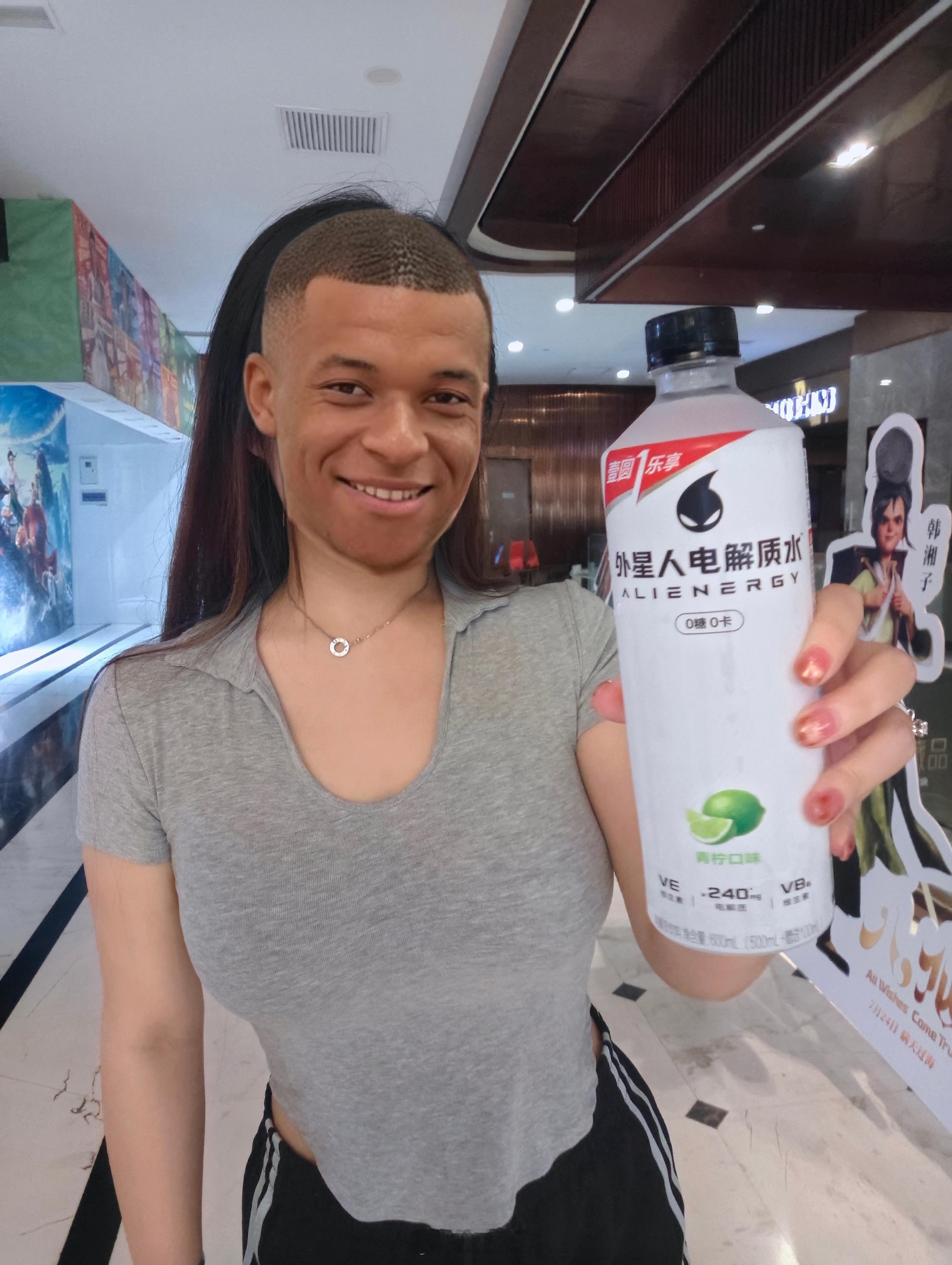 新的一周，记得补水（管他啥牌子，电解质都给我狠狠补）补水啦！补水啦！ 