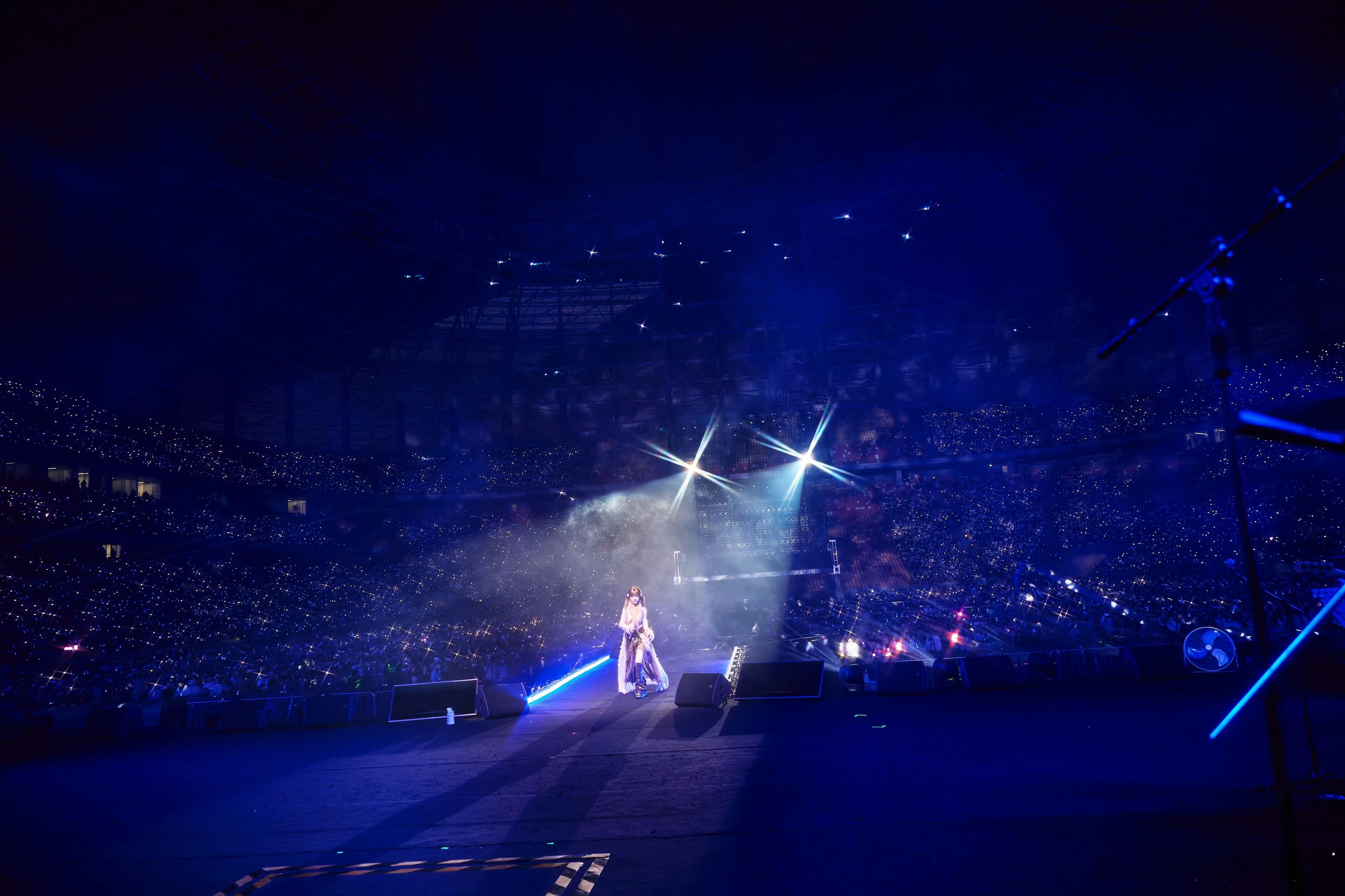 黄霄雲在声生不息后台集邮后台第一视角太有代入感了吧！感觉我也跟着霄雲在集邮哈哈哈
