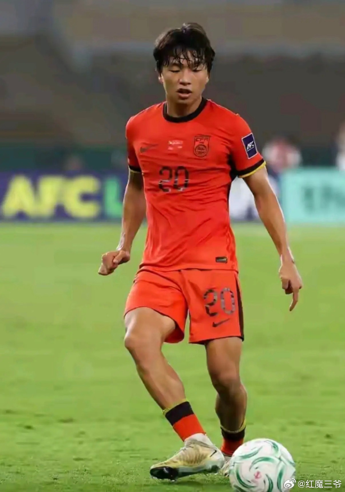 随着突发消息的传来，归化球员塞尔吉尼奥意外受伤，这一变故使得国足不得不紧急补招重