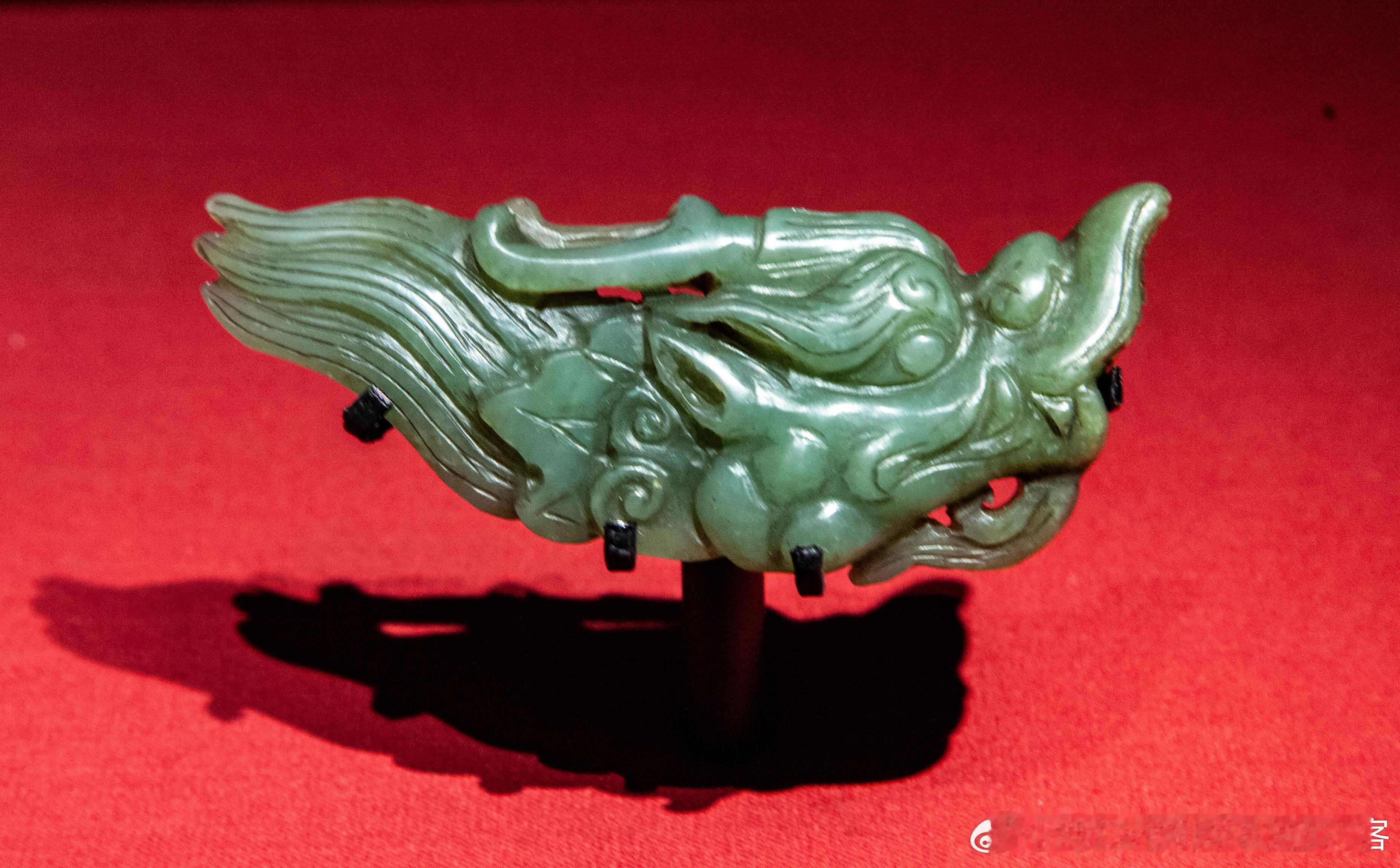 #白衣拍展# 元·龙首玉嵌饰，上海博物馆藏；元·龙纹玉带头，南京博物院藏 摄于南