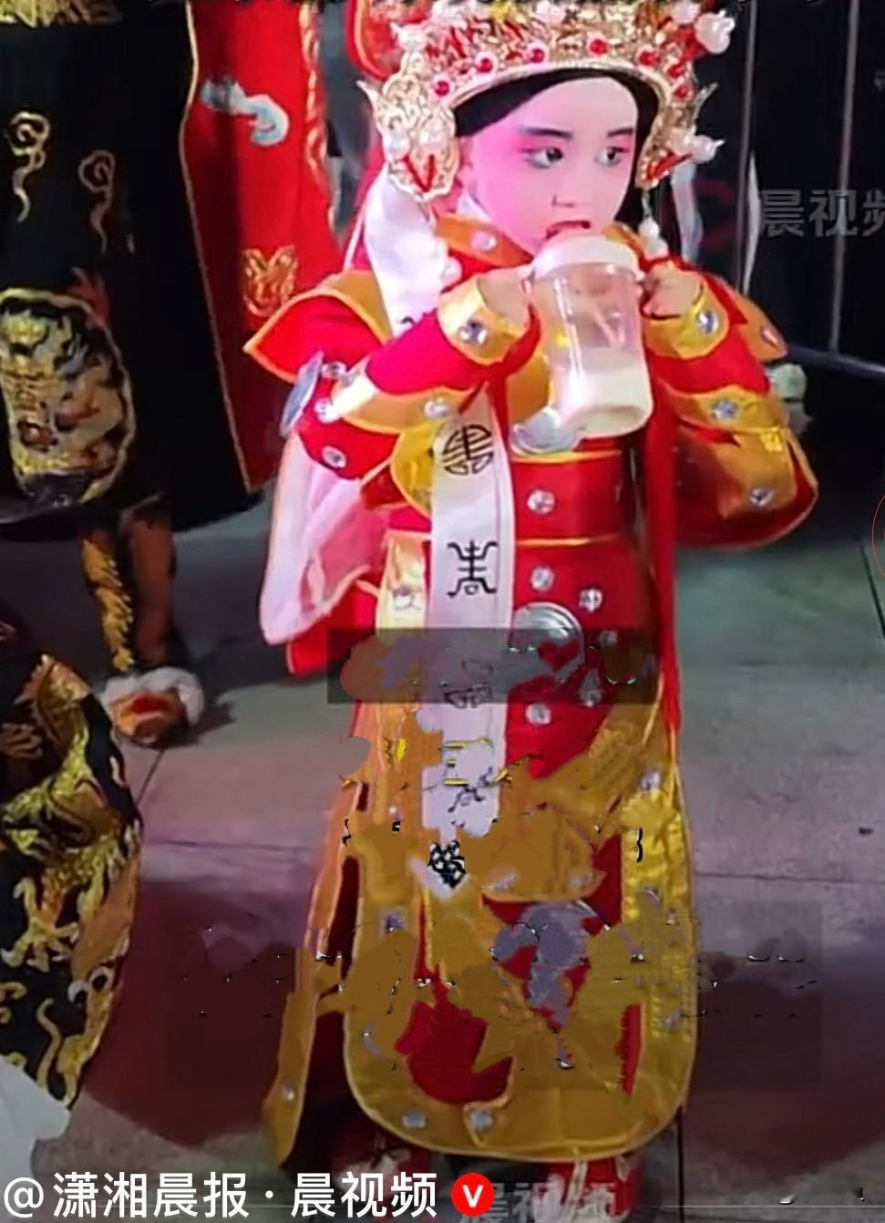 这个女子可真“大”
       安徽的这小女孩也真励志，才3岁半，刚上幼儿园小