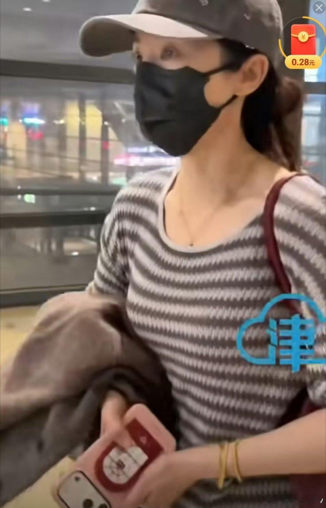 董璇机场脱下外套回应怀孕 怎么二婚直接给璇姐干成顶流了，比拍十部剧还红，闯出了不