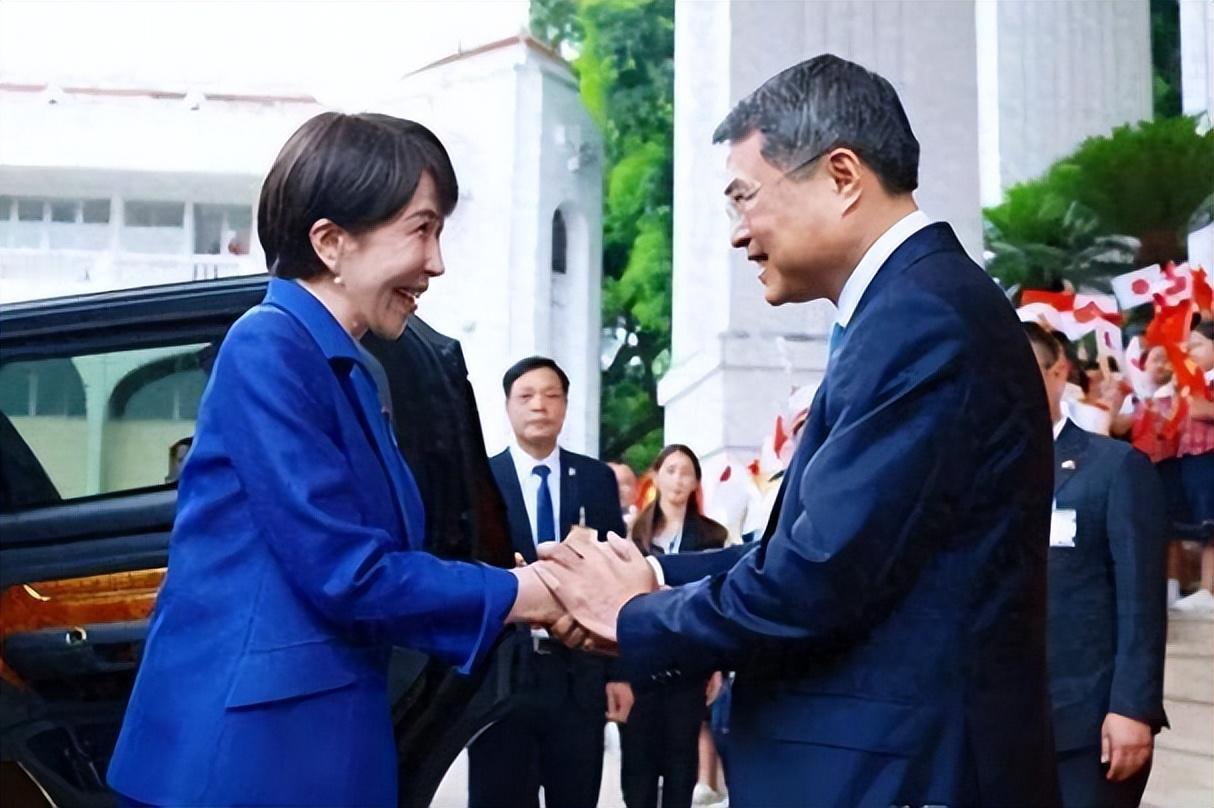 日本首相高市早苗竟在澳大利亚战争纪念馆屈膝下跪献花，这一跪持续近30秒，在国家元