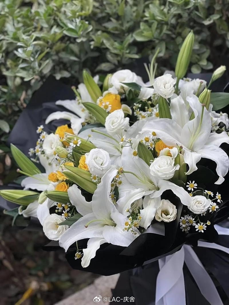 属于中国人的清明仪式感以前祭祀习惯烧纸钱现在拿鲜花代替了 