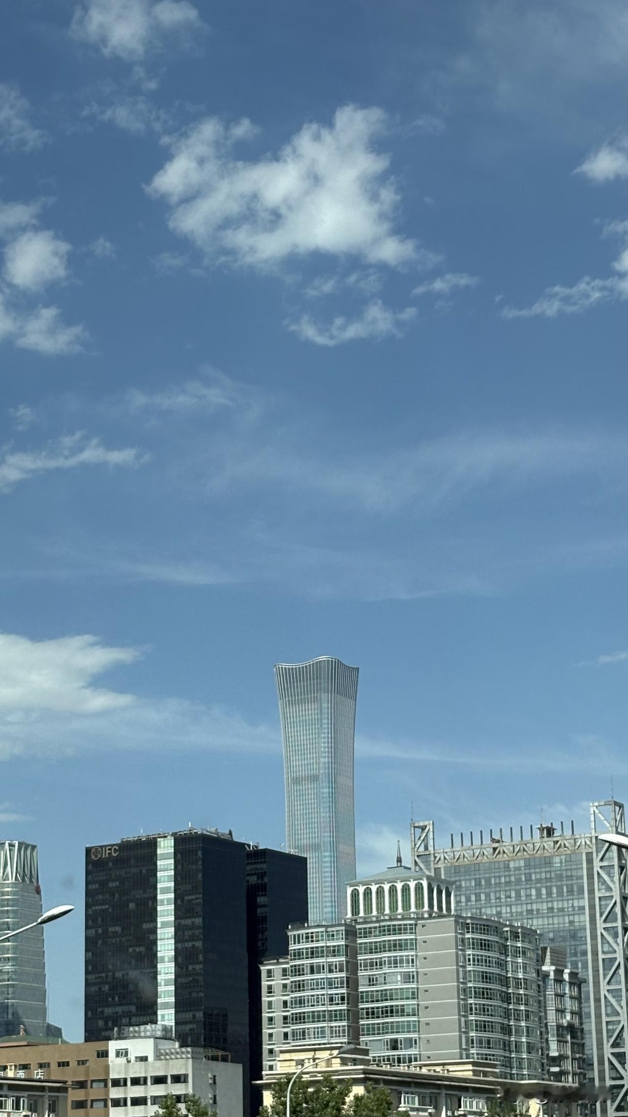 湛蓝的天空飘着朵朵白云。