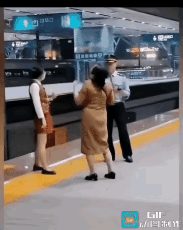 高铁不等人，自己误了上车时间，这能怪谁呢？还撒泼打滚，实在不像个样子！