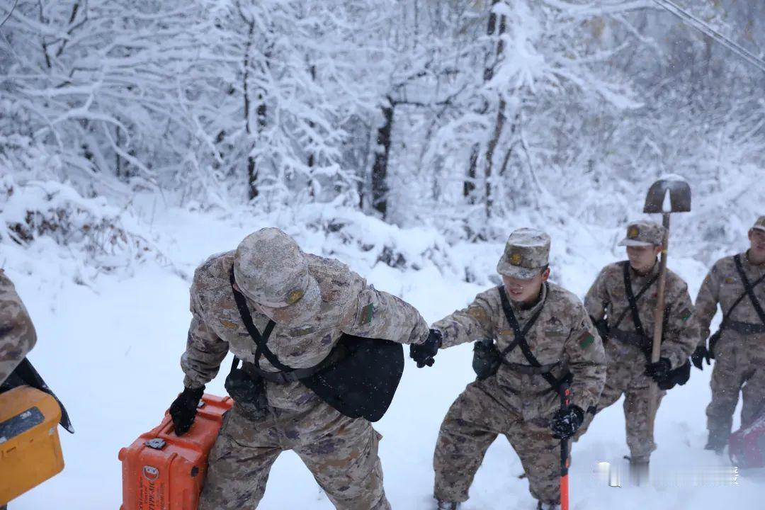 我的创意下联可以是：
1、英雄不惧风雪路[碰拳]壮士何妨蜀道难。
2、英雄不惧风