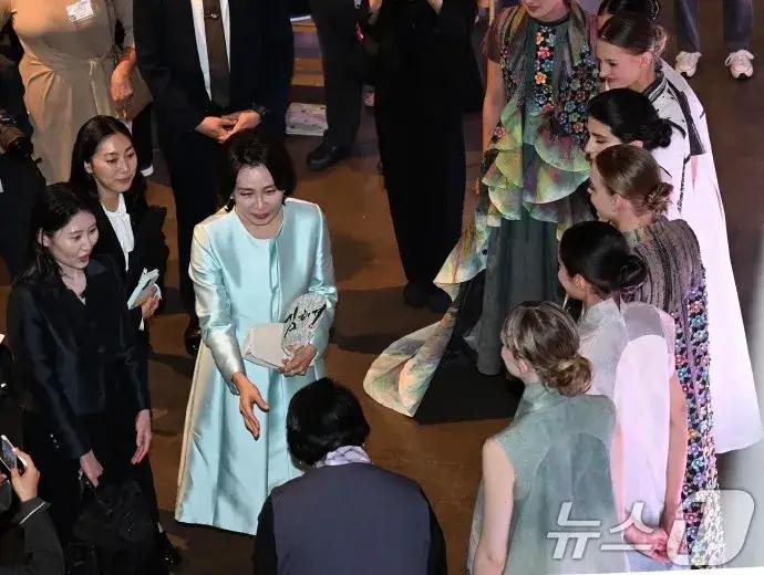 60岁的韩国第一夫人金惠景，气质韵味确实绝了！当地时间7月25日，她现身美国旧金