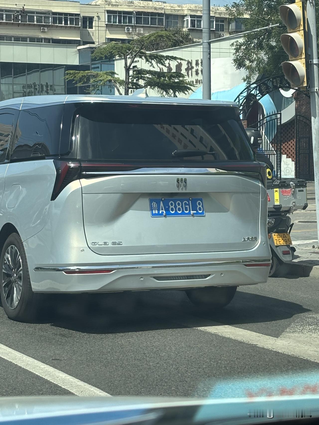 这车牌看着真舒服啊，好车配上这么合适的好牌子，路上回头率一定很高。