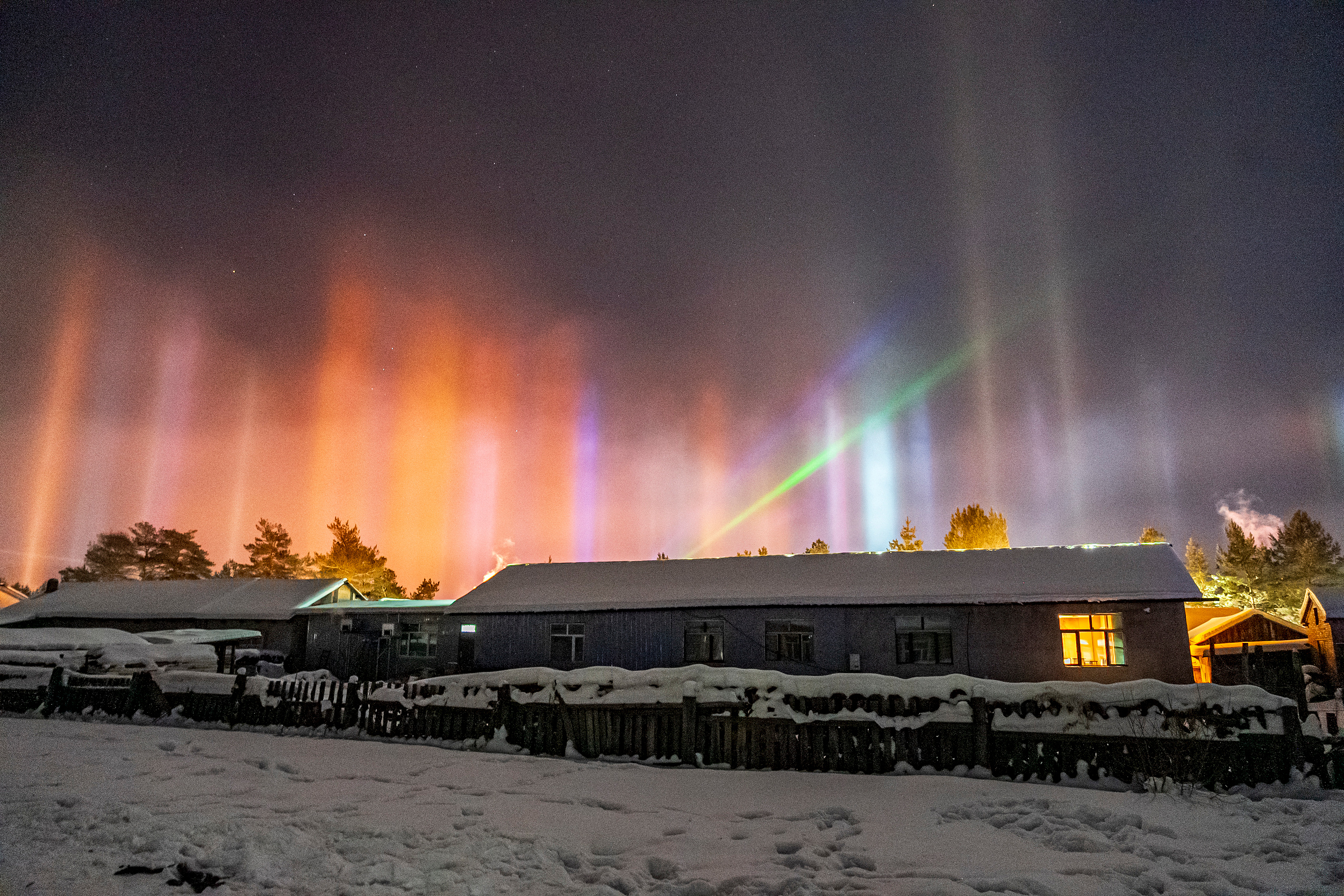 【】 11月10日，网友在黑龙江漠河拍到寒夜光柱，网友：“晚上9点，北极村出现了
