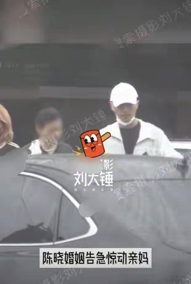 #陈晓妈妈陪伴陈晓工作# 陈晓被拍到在结束了一天的工作后并没有回家，而是直接赶往