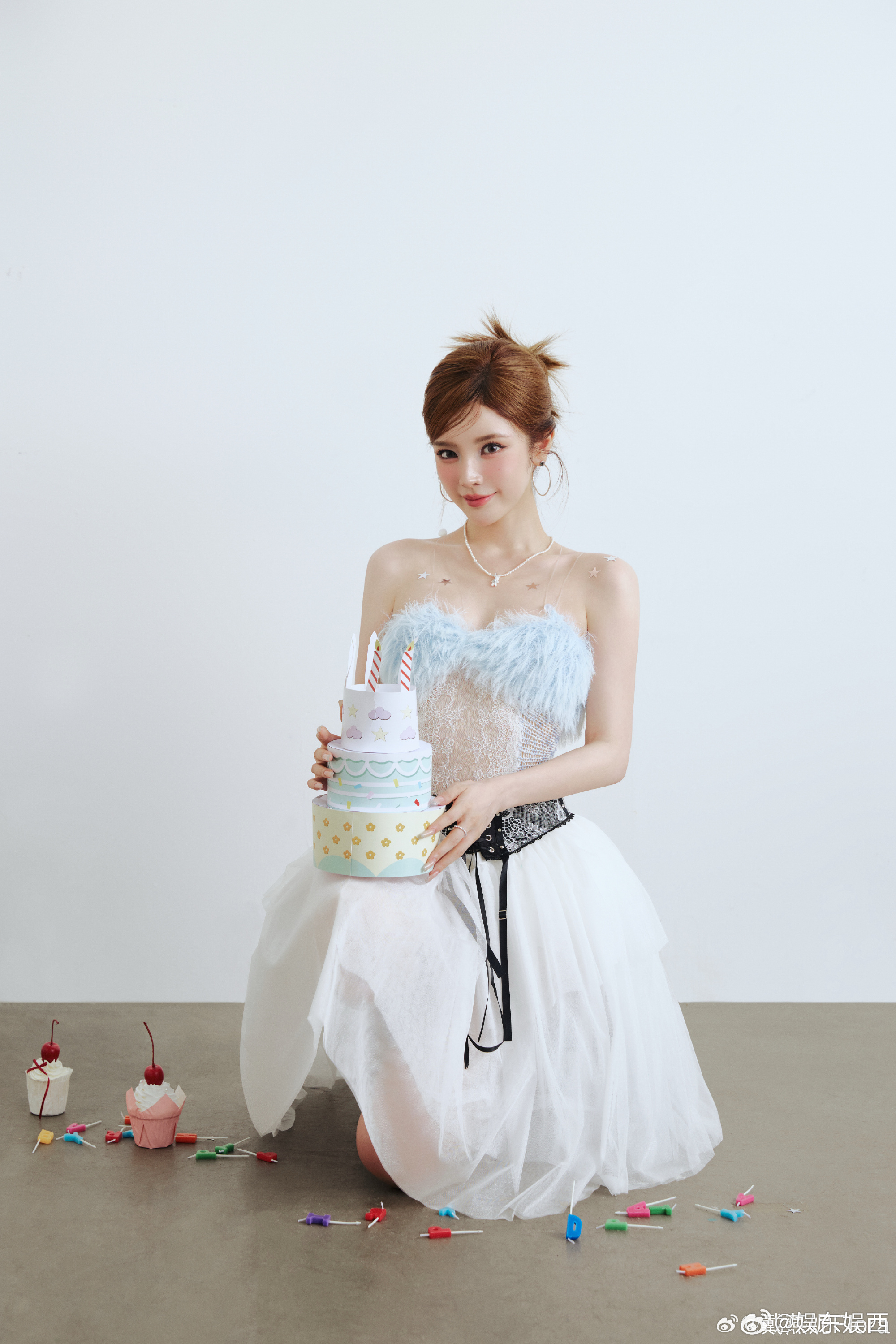戴燕妮精致生日穿搭戴燕妮生日写真美商极高氛围感教科书更新了！戴燕妮生日写真直接封