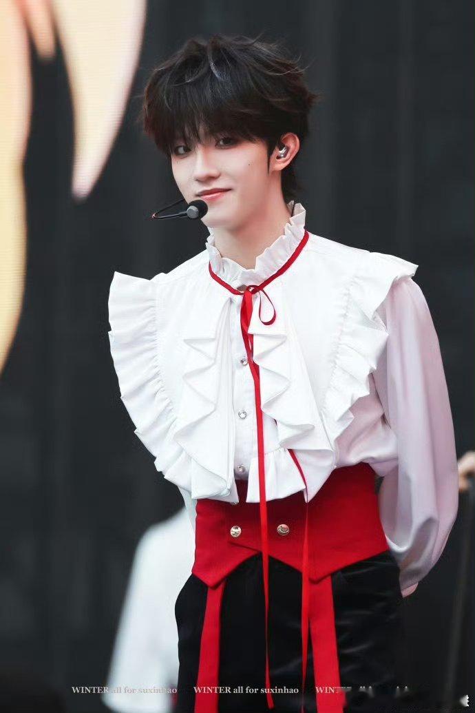 苏新皓完全小王子啊，烟熏妆反差萌 小猫咪美甲💅🏻 