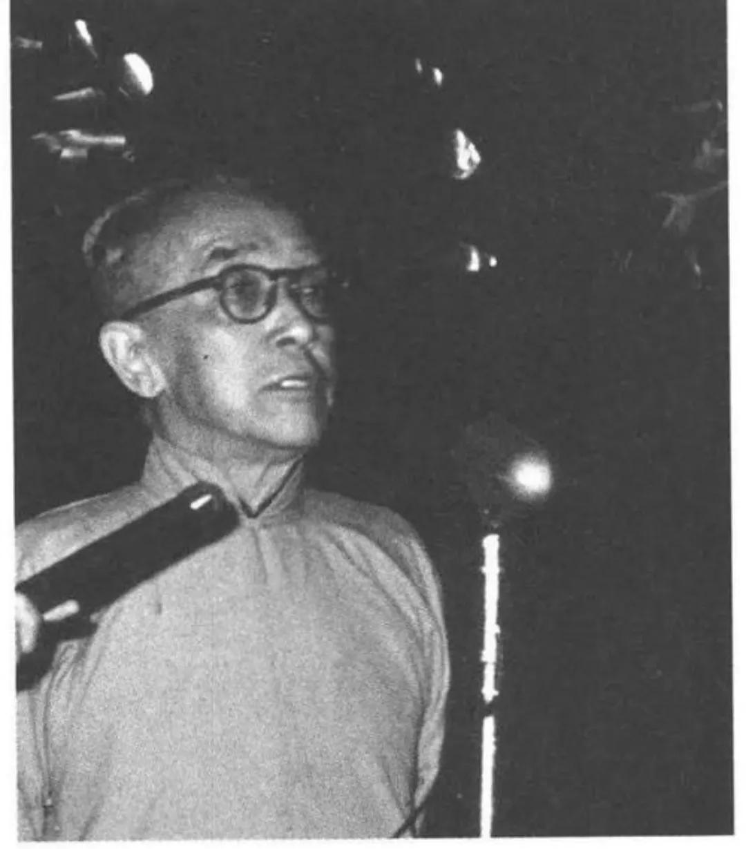 1962年，摄像机捕捉到了胡适，生前最后的影像。画面中他身穿长袍马褂，兴致勃勃地