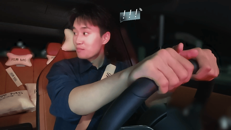 心动的信号恋综男嘉宾拍马屁拍马蹄上 两人的互动很有默契，没有刻意修饰，既呼应了话