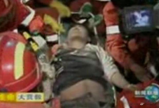 2008 年汶川地震，17 岁的薛枭被埋在废墟下 80 小时，被救援人员救出时，