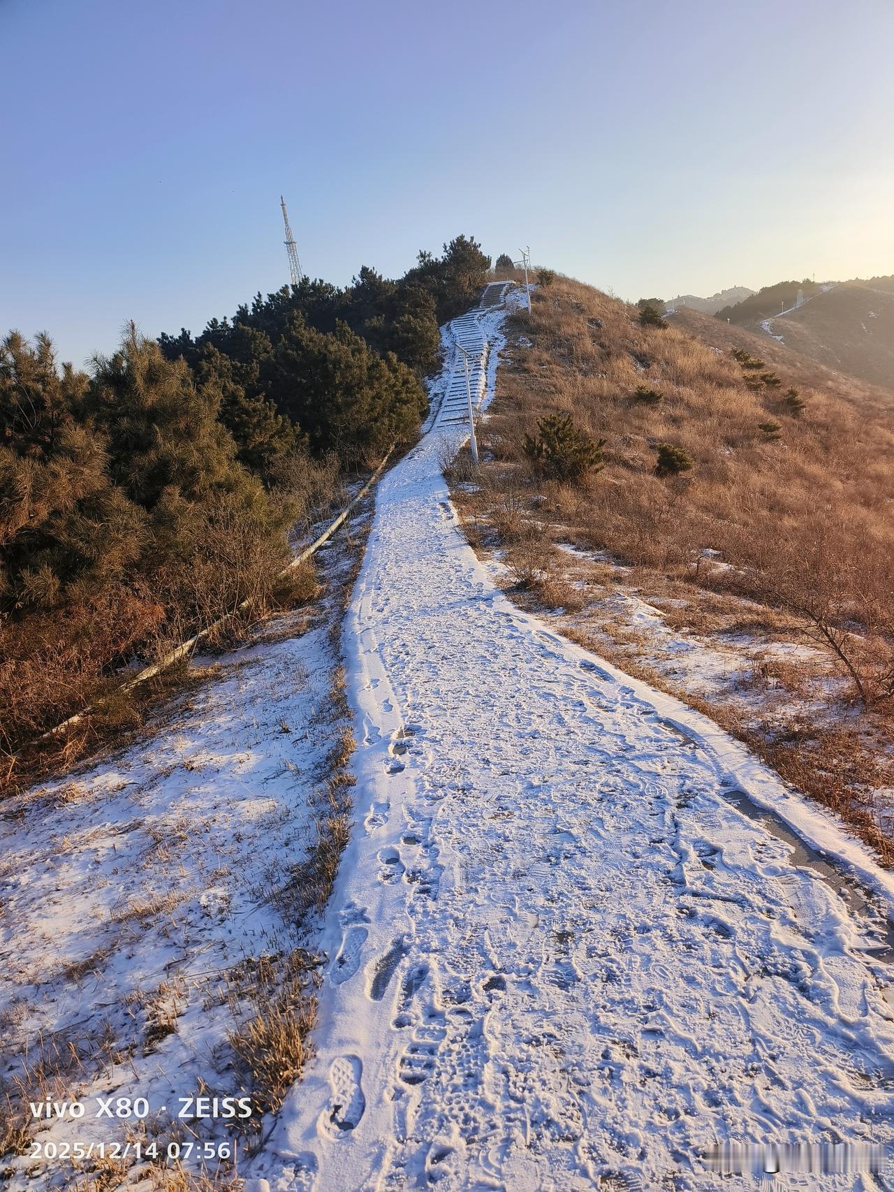 雪下的不是很大，但山峦经它的点缀，也有着一种银装素裹的意蕴！