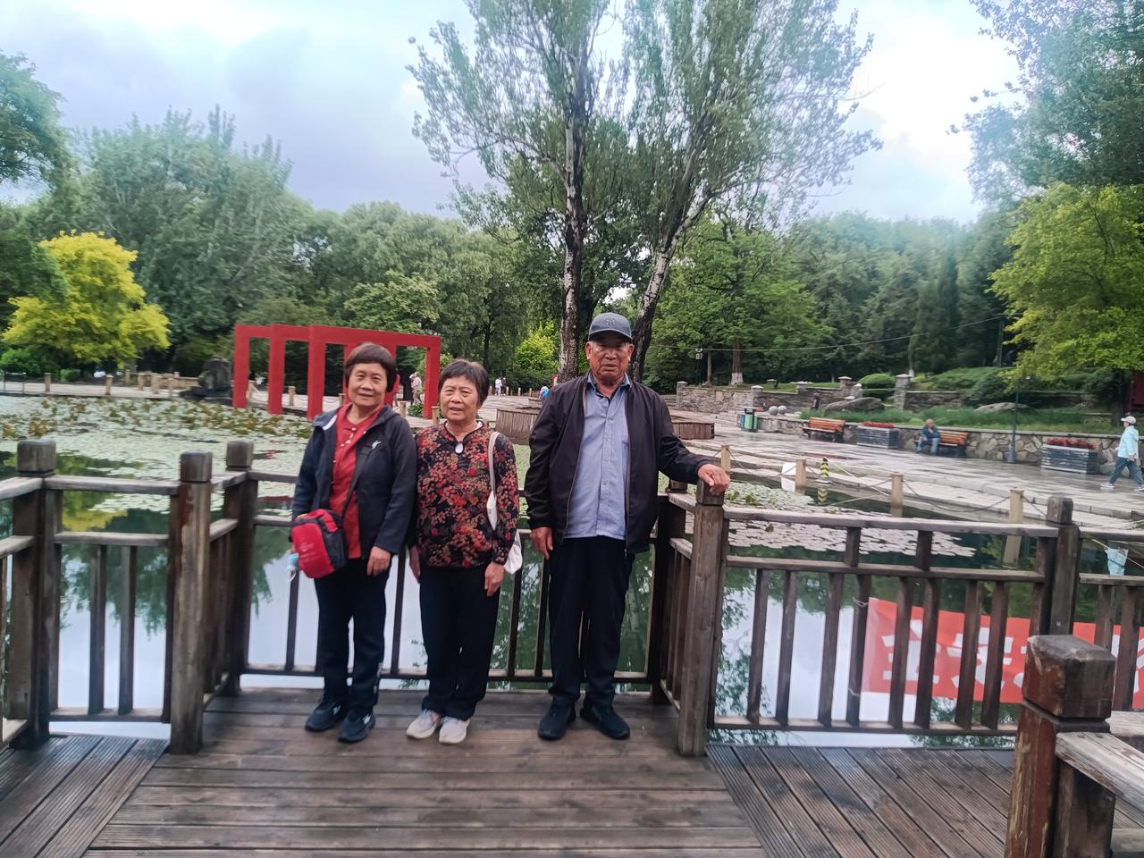 来抚顺市
文/李兴伟
来抚顺，游公园，
漫步来到碑墓前。
烈士名字浮眼帘，
个个