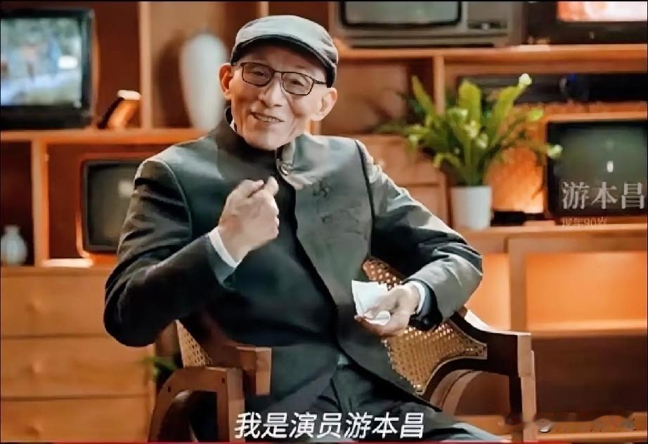 看着游本昌老爷子离世的消息，心里真不是滋味。

今年6月，老人家在演讲台上那股精