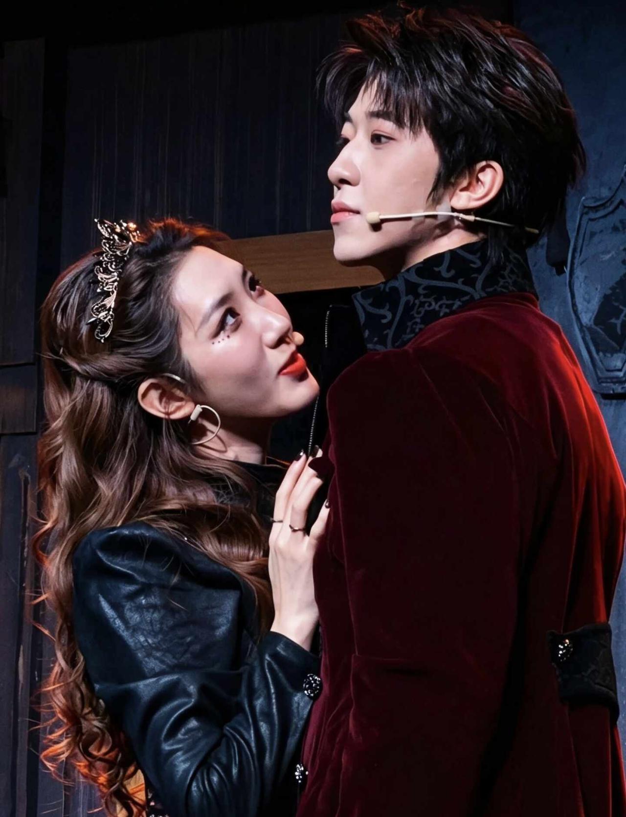 🤩哥特古堡名场面🏰这张力感绝了‼️
🎭古堡惊悚剧《子夜继承者》
👏很惊喜