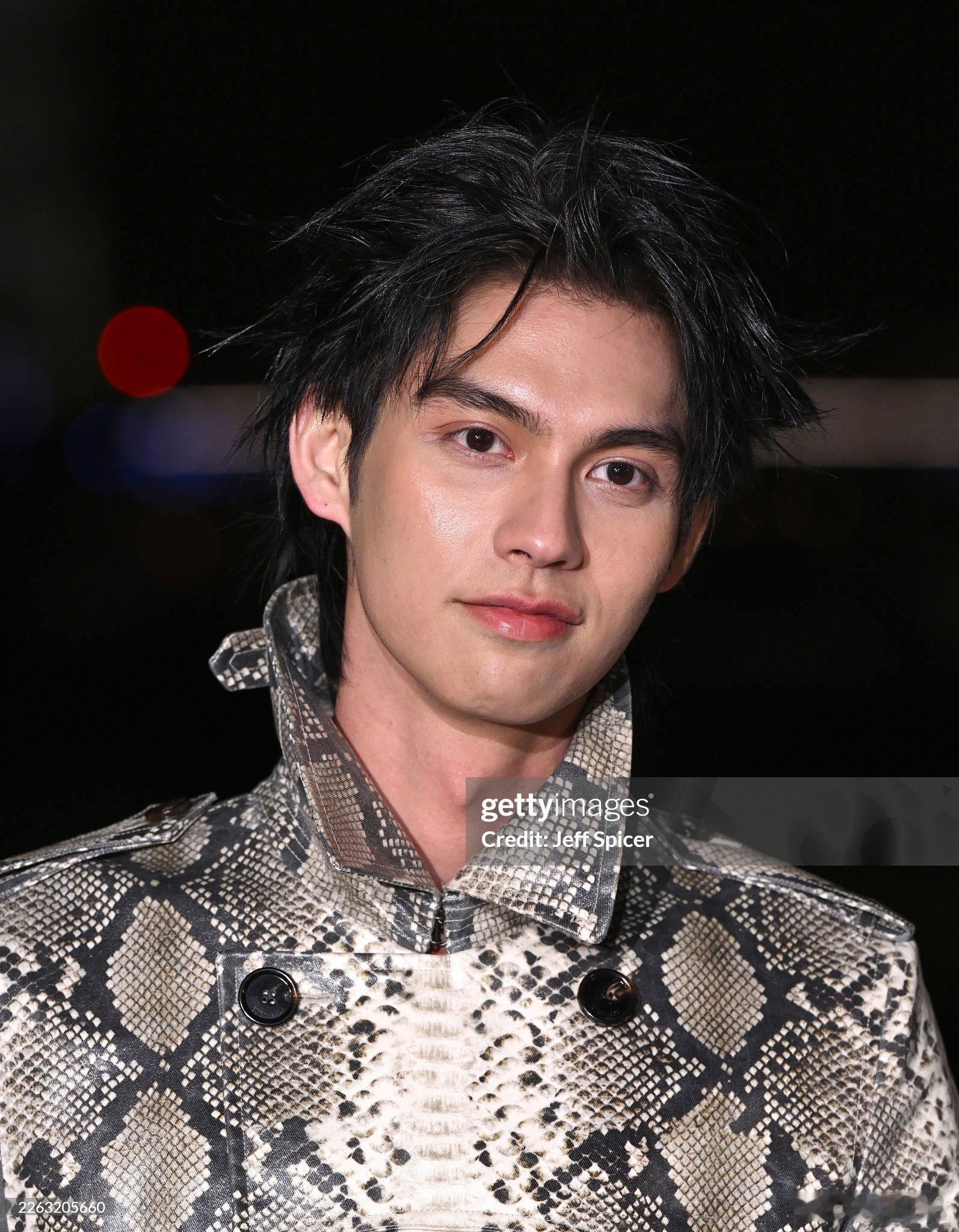 Bright出席Burberry秀场： 