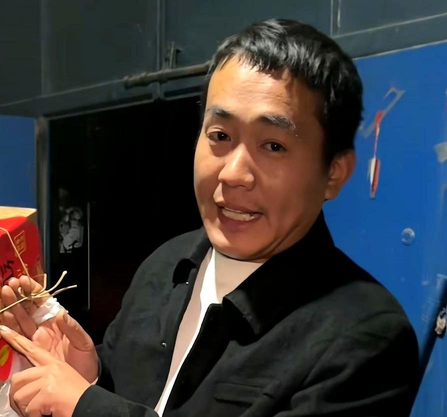 把亲生儿子送回娘家，这么大的事居然是为了拍视频演出来的。

小丽团队这种操作，已