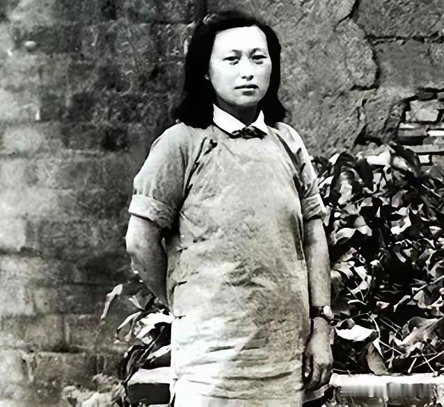 红25军准备长征时，军政治部做了一个决定：把七名女护士留下来，每人发8块银元，让