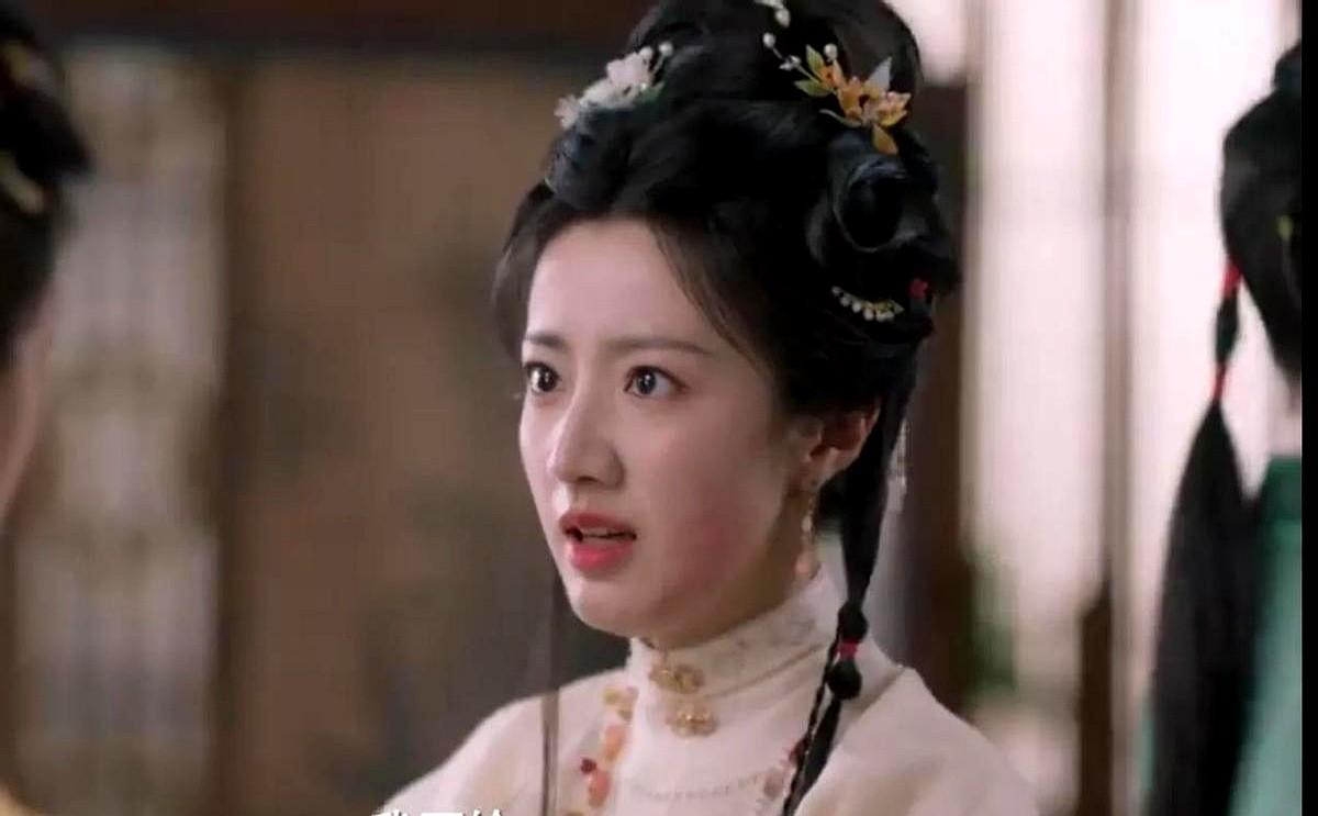 父亲刚贬官，亲戚就上门逼债十万两，奶奶坐着不动，眼看堂姐带人冲进后院翻箱倒柜。