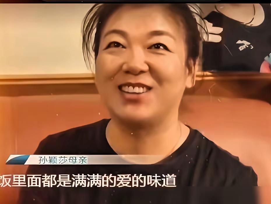 伟大的母亲
和大多数母亲一样
笑容里满满的
都是
爱的味道～！
[比心][比心]