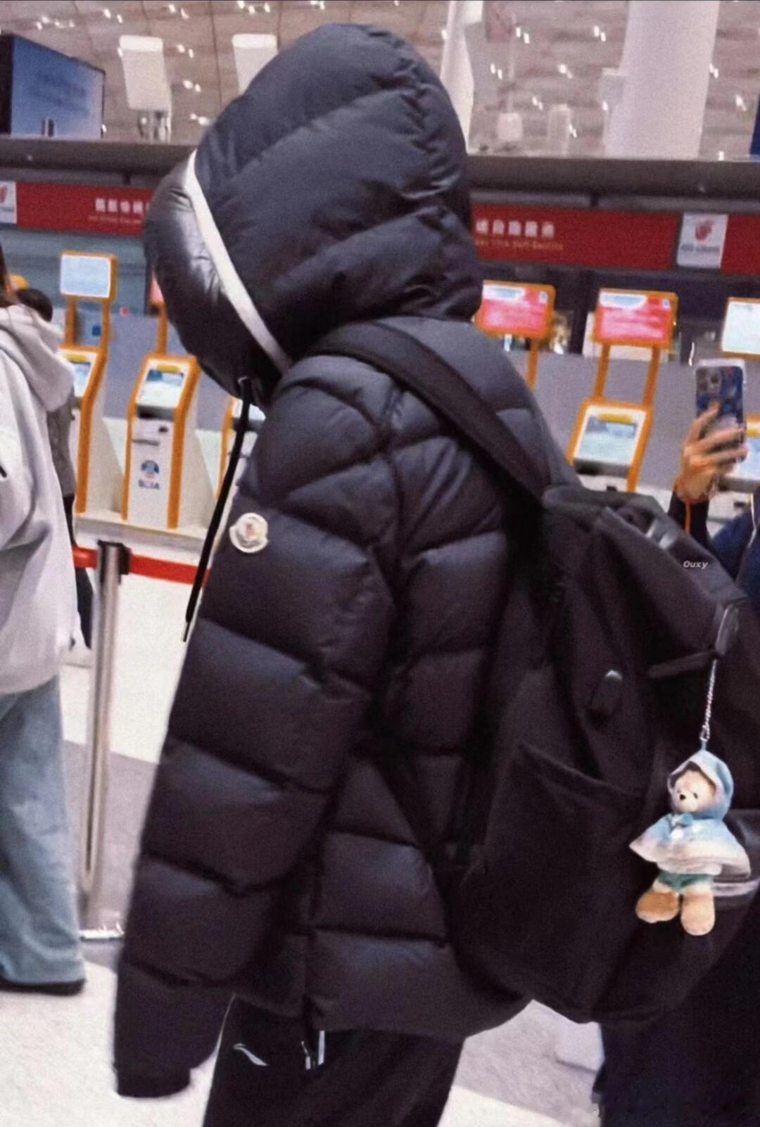 球迷在机场偶遇王曼昱独自一人回齐齐哈尔，据悉曼昱因家庭突发变故回家处理，退出接下