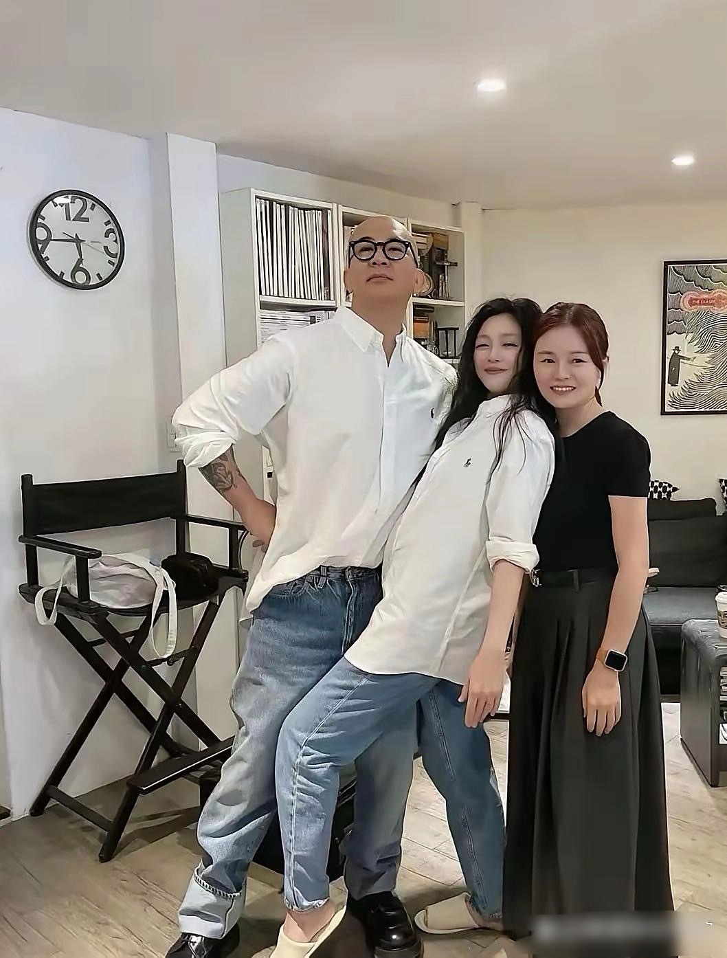 能感觉到，这个时候的大S确实是快乐的，生活自主且远离娱乐圈，拍照姿势透着内心奔放