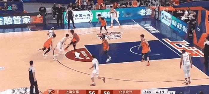 赵睿投开了，今天是身价球啊。上海男篮vs北京男篮