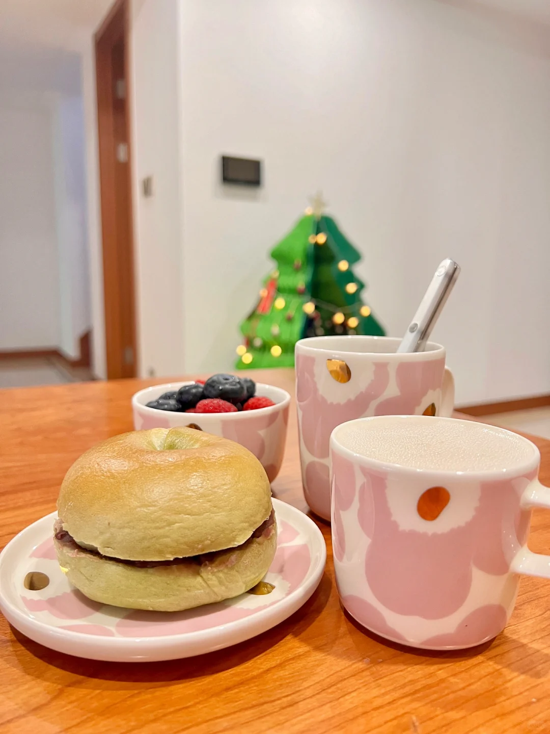 今天早餐的幸福，是粉金给的～🩷💛🥯🥛🫐