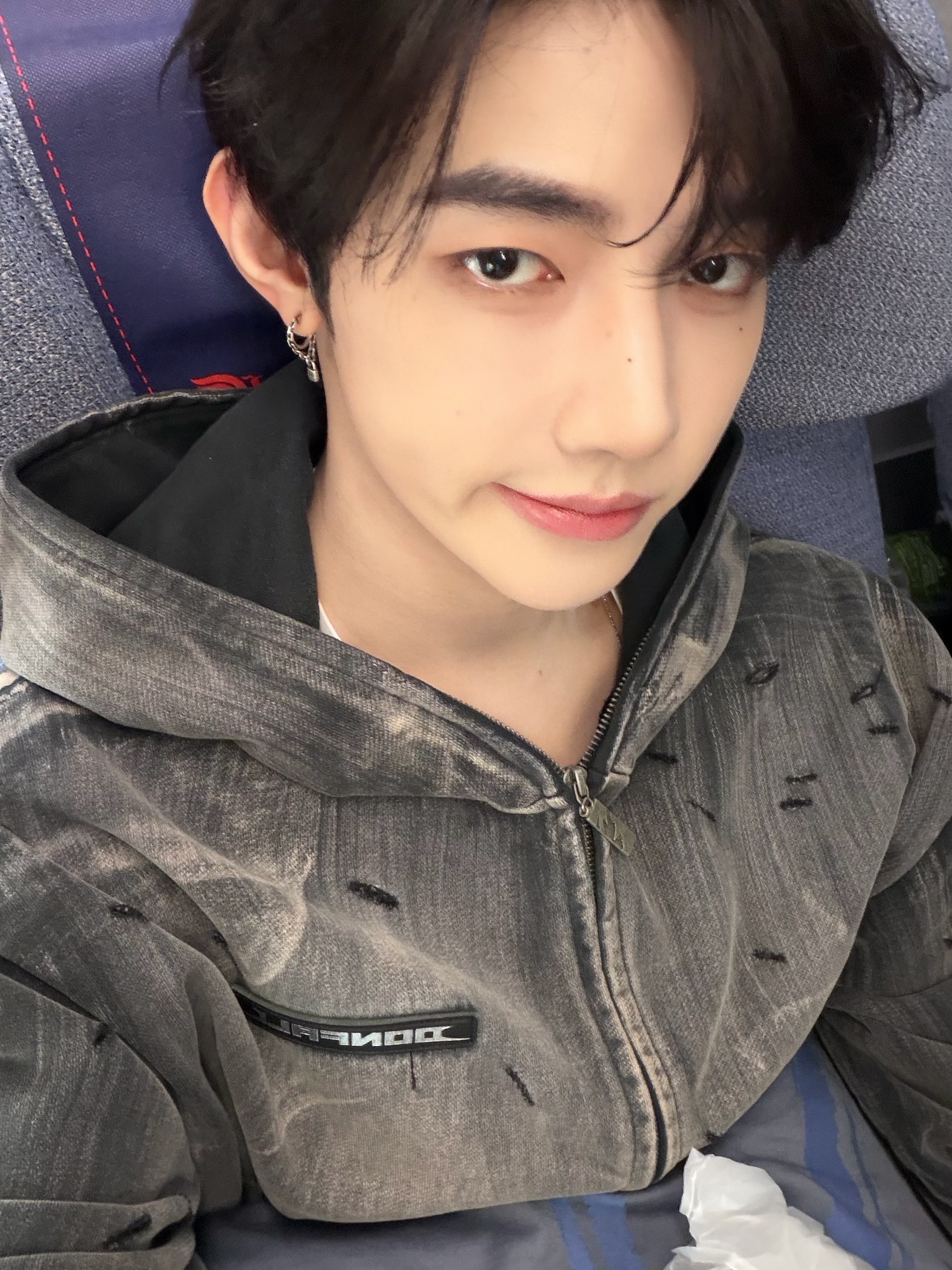 章昊出发北京晒照章昊出发北京晒自拍照 新鲜出炉的自拍照🈶期待章昊微博之夜的造型