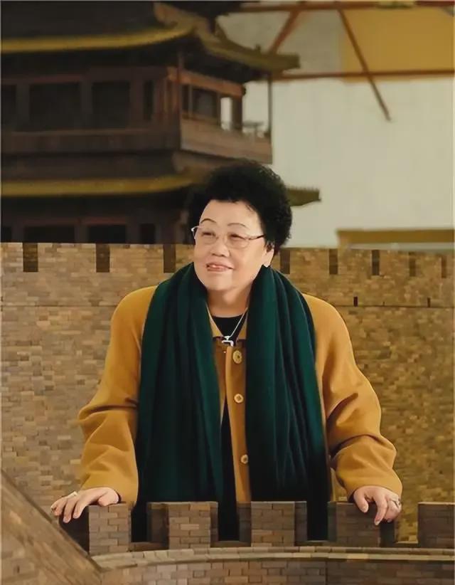 身家千亿的陈丽华走了  
她不是死于年龄  
也不是死于贫穷，更不是死于折腾，而