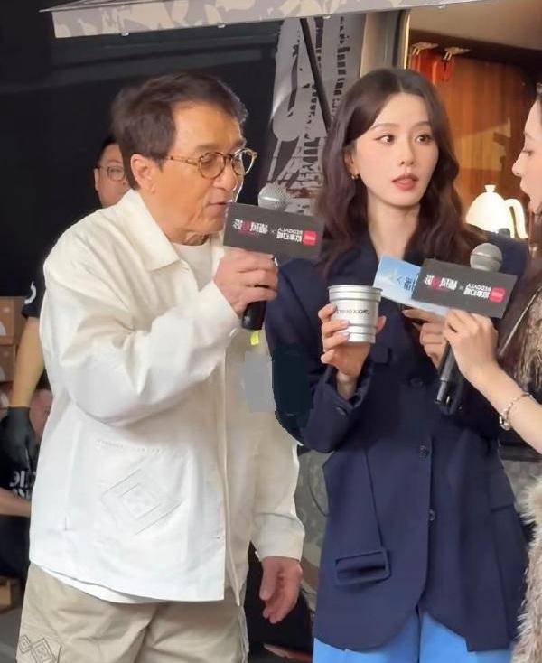 今天刘诗诗和成龙一起出席活动，两位都穿的很时尚，也都显得好年轻。

刘诗诗上身穿