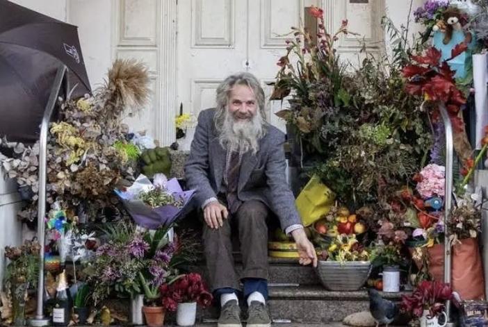 流浪汉在许家印英国豪宅廊下居住三年，他可能是这栋豪宅住最久的人。

许家印伦敦豪