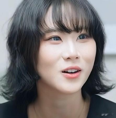 窦佳嫄的妈妈是高原，高原的父亲是高飞。他曾是中国广播电视剧团演员，是上世纪80年