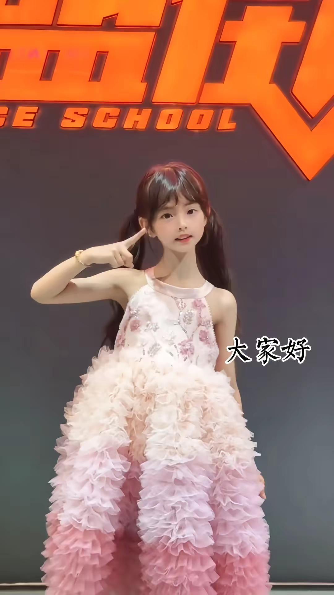 穿公主裙跳舞的小正太也太可爱了吧！今天看到个穿公主裙跳舞的小正太，简直萌化了。他