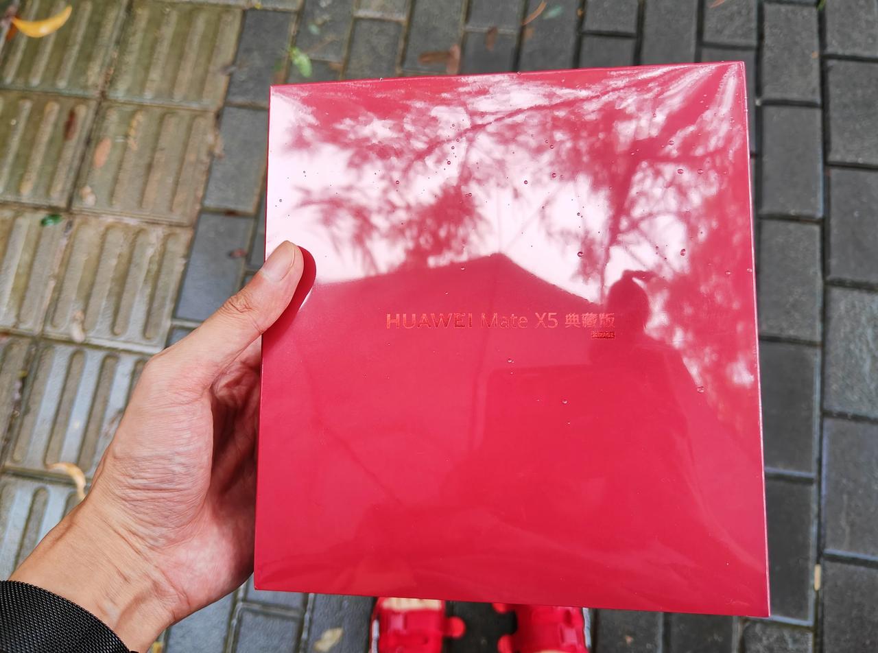 顶着暴雨到手了，华为Mate X5典藏版，最强折叠屏还得看华为！猜猜我这是什么颜