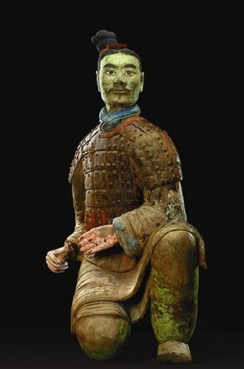 兵马俑的发现看似是1974年农民打井时一锄头刨出陶片的偶然，实则藏着必然。这片土