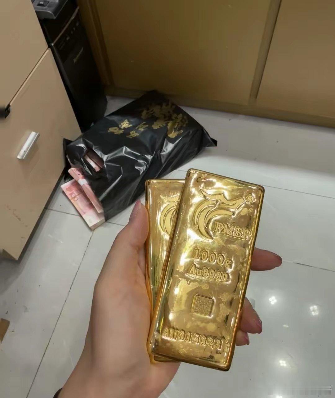 金价金价完全乱套了！​金价暴涨！​不管是国际金价，还是国内金价，今天都暴涨，直接
