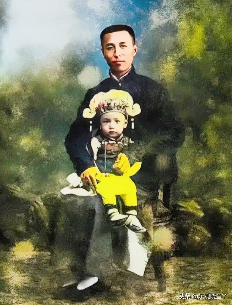 一九一二年，杭州，年仅一岁的钱学森坐在父亲钱均夫大腿上，父子二人留下了这张珍贵的
