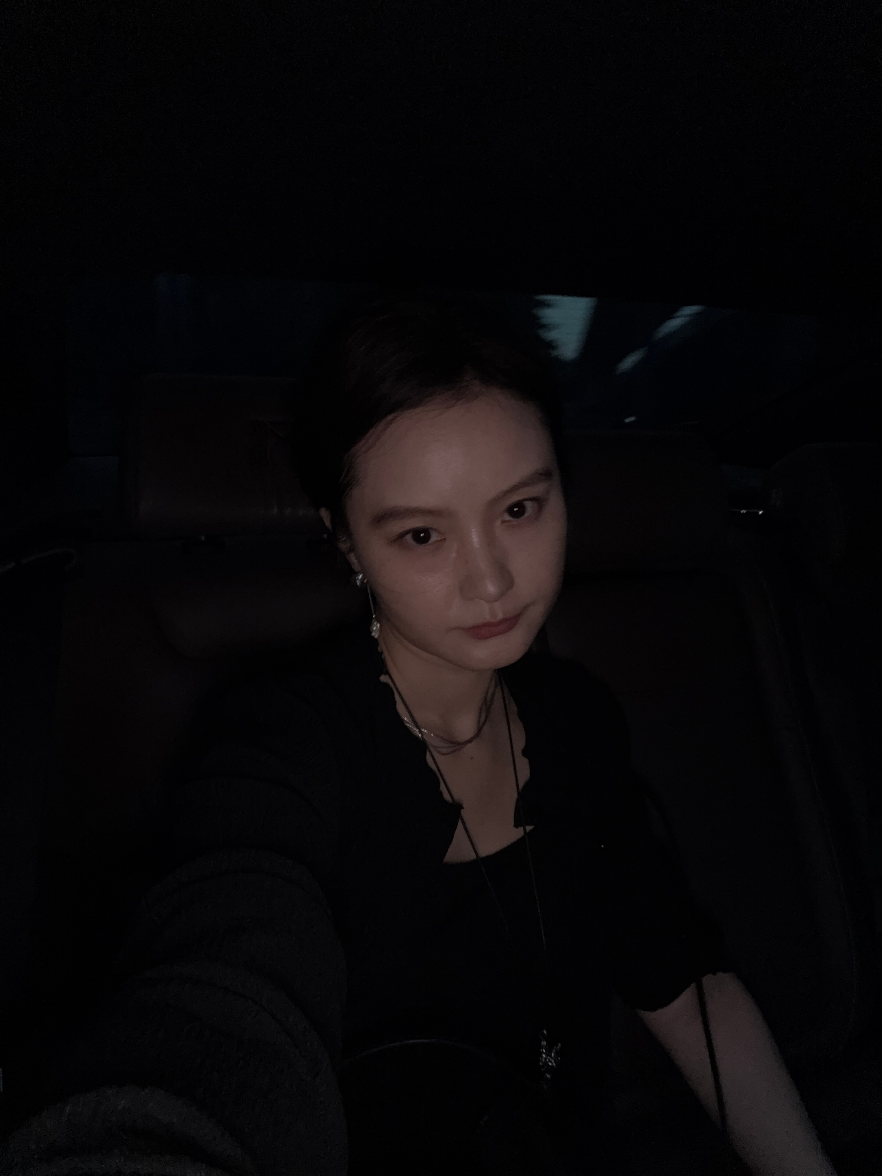 费了巨大力气和技术逃脱刘丛的围追堵截挂，抓了一副耳环，两只甚至不一样，其他的就是