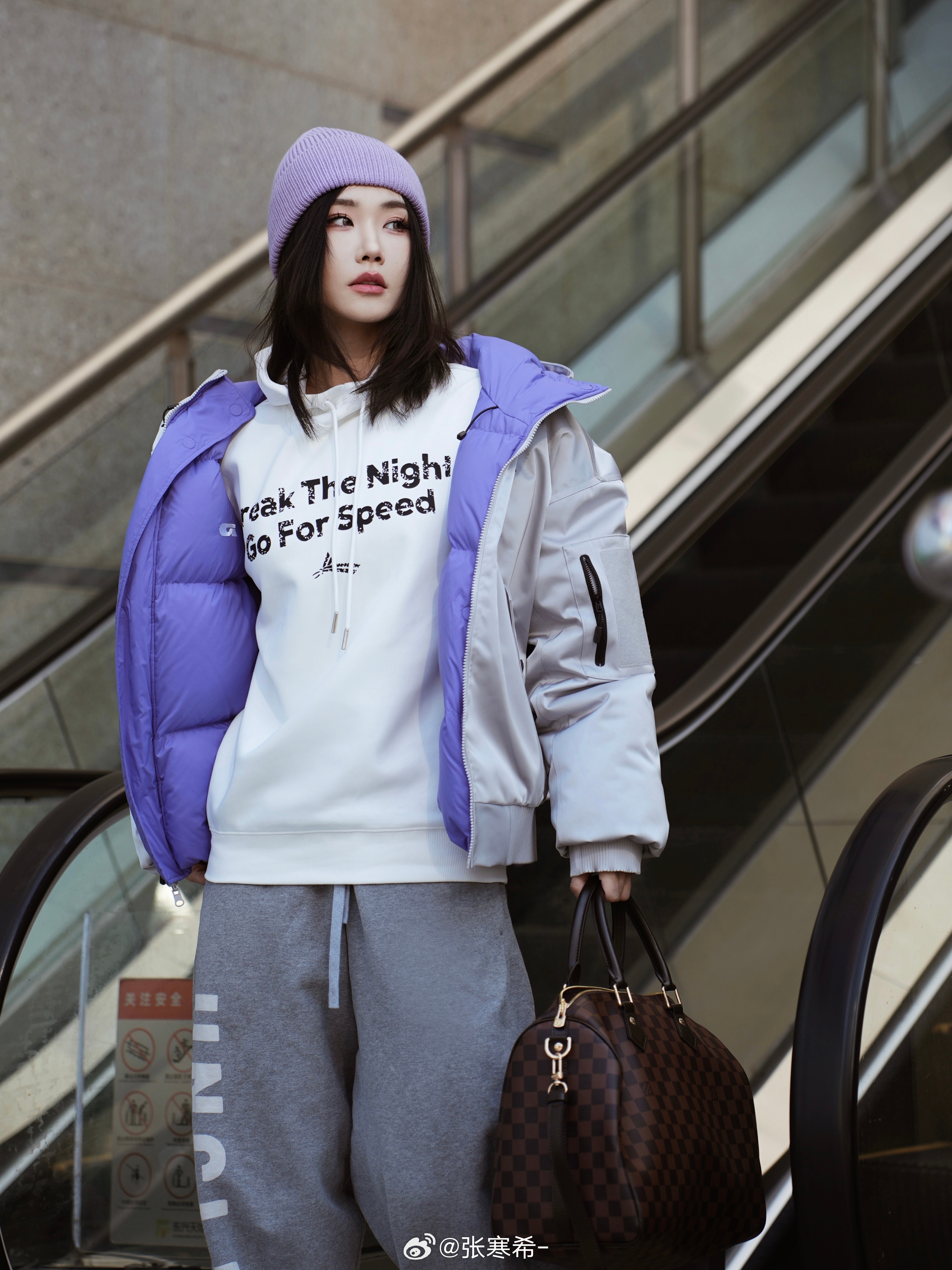 年度衣橱老友记 | 男女同款白卫衣的N种高级搭法如果让我说年度衣橱翻牌率很高的是