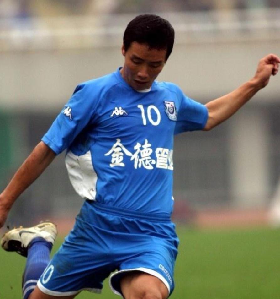 二十岁被俱乐部扔在角落，两年没球踢，没工资，没人管。
他没闹，没哭，天天自己颠球